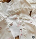 Beyaz Üzeri Renkli Nakış Çiçekli Fırfırlı Premium 10lu Hastane Çıkış Seti - Görsel 9