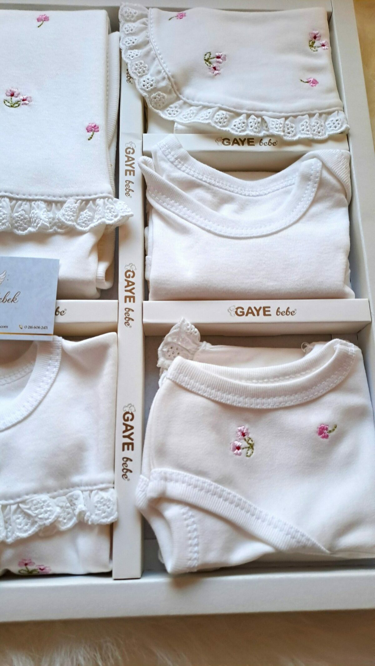 Beyaz Üzeri Renkli Nakış Çiçekli Fırfırlı Premium 10lu Hastane Çıkış Seti - Görsel 8