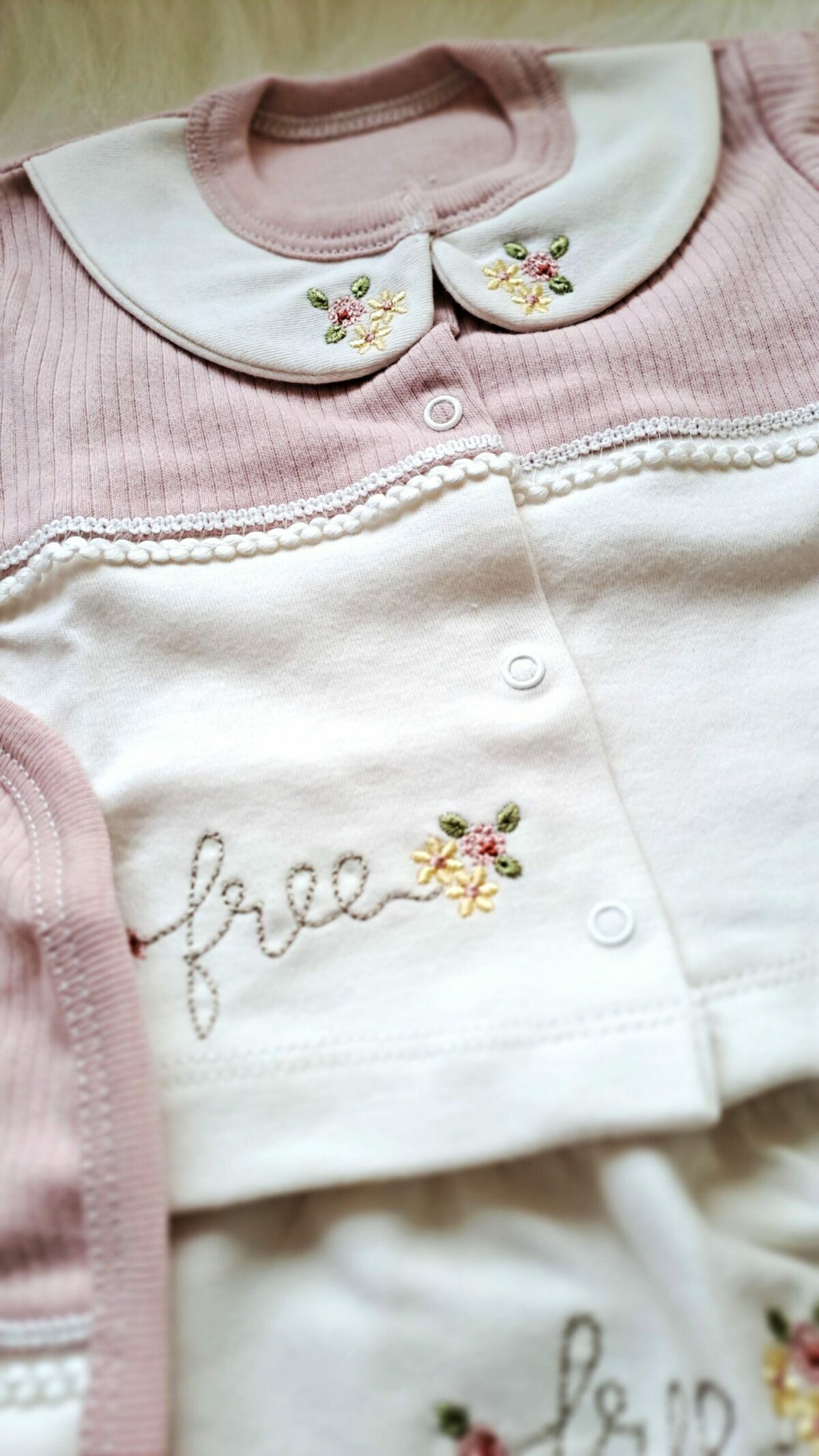 Free Yazılı Çiçek Nakışlı Bebe Yaka 5li Set - Görsel 4