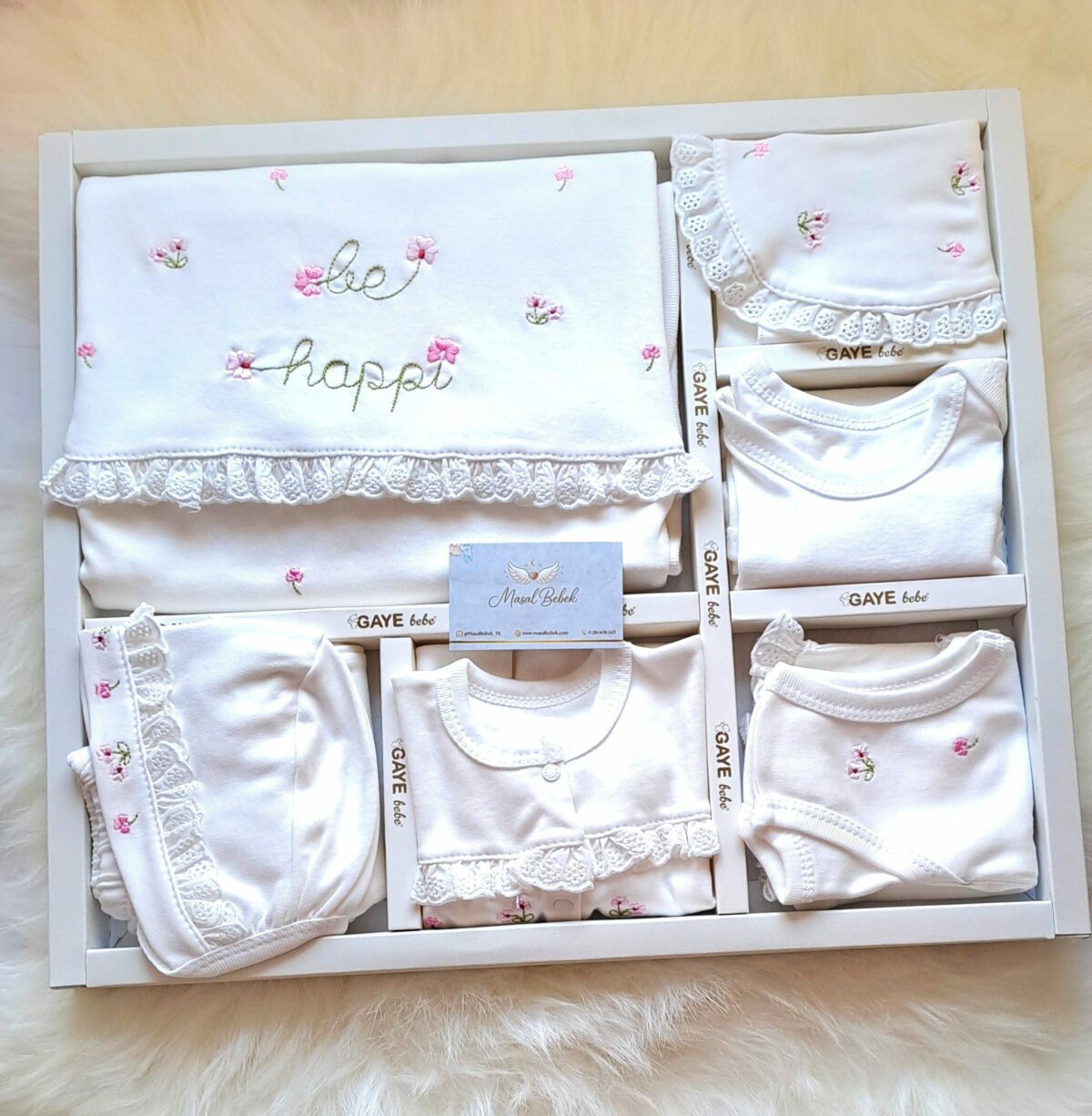 Beyaz Üzeri Renkli Nakış Çiçekli Fırfırlı Premium 10lu Hastane Çıkış Seti - Görsel 2