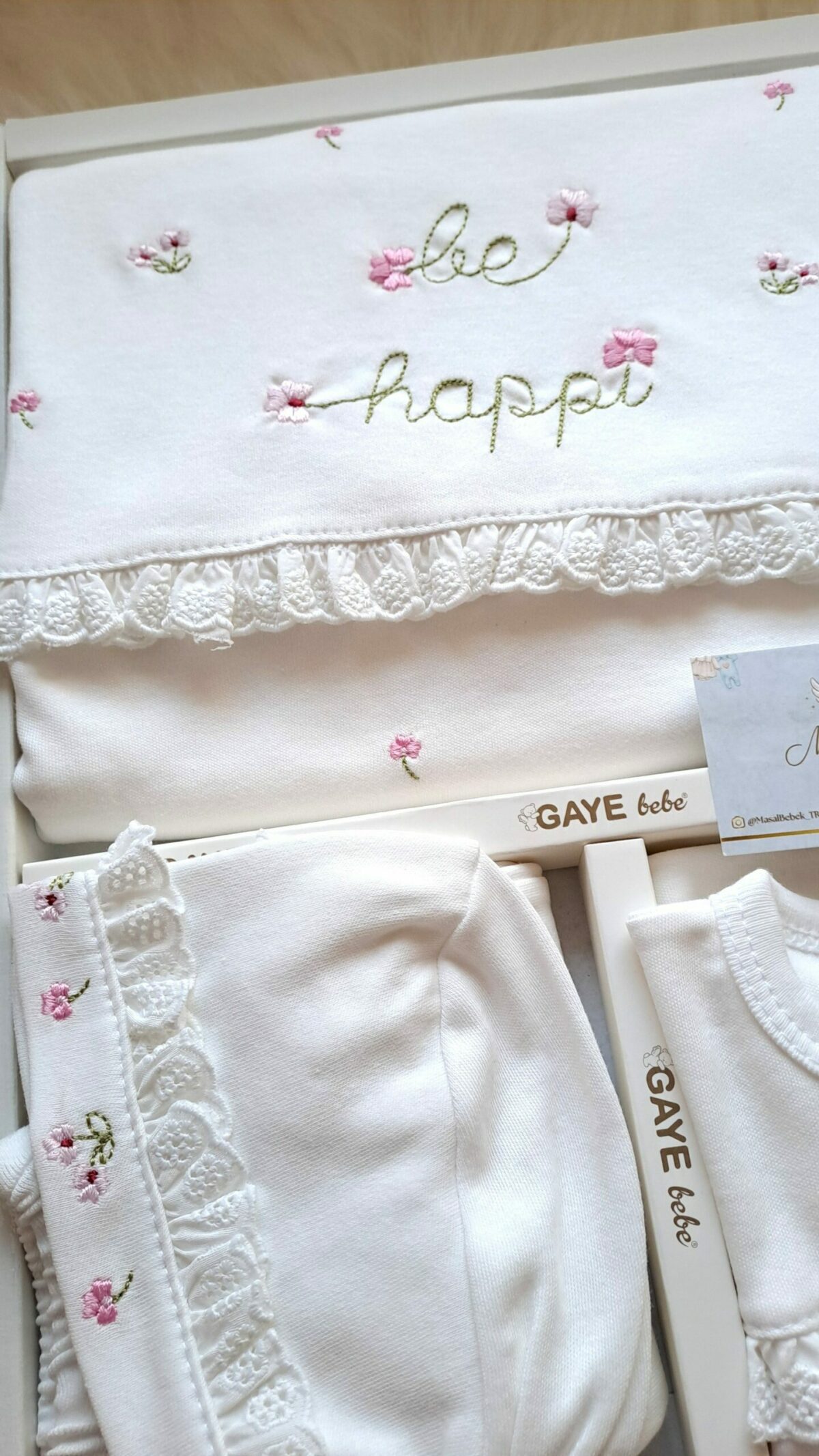 Beyaz Üzeri Renkli Nakış Çiçekli Fırfırlı Premium 10lu Hastane Çıkış Seti - Görsel 11