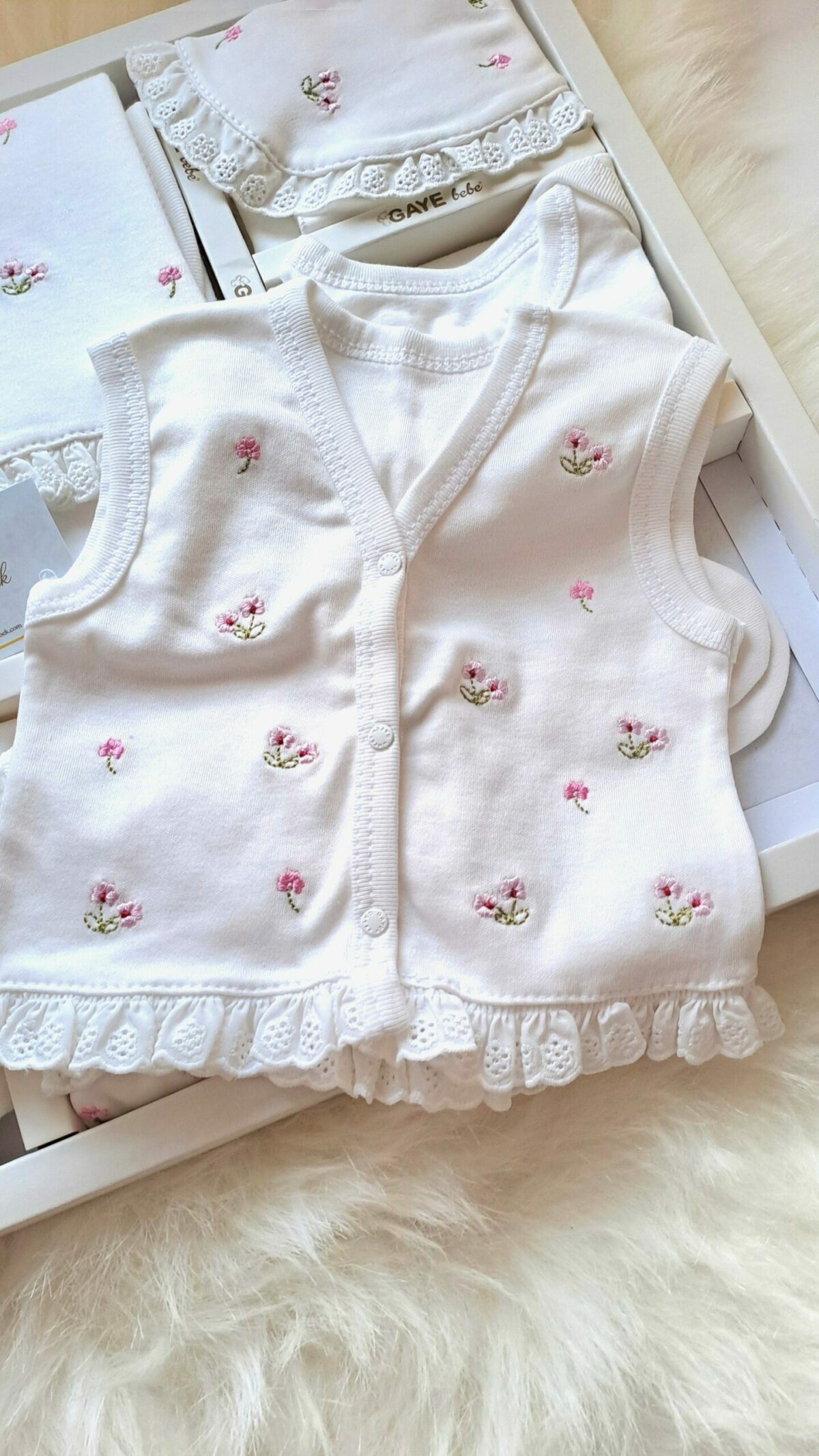 Beyaz Üzeri Renkli Nakış Çiçekli Fırfırlı Premium 10lu Hastane Çıkış Seti - Görsel 9