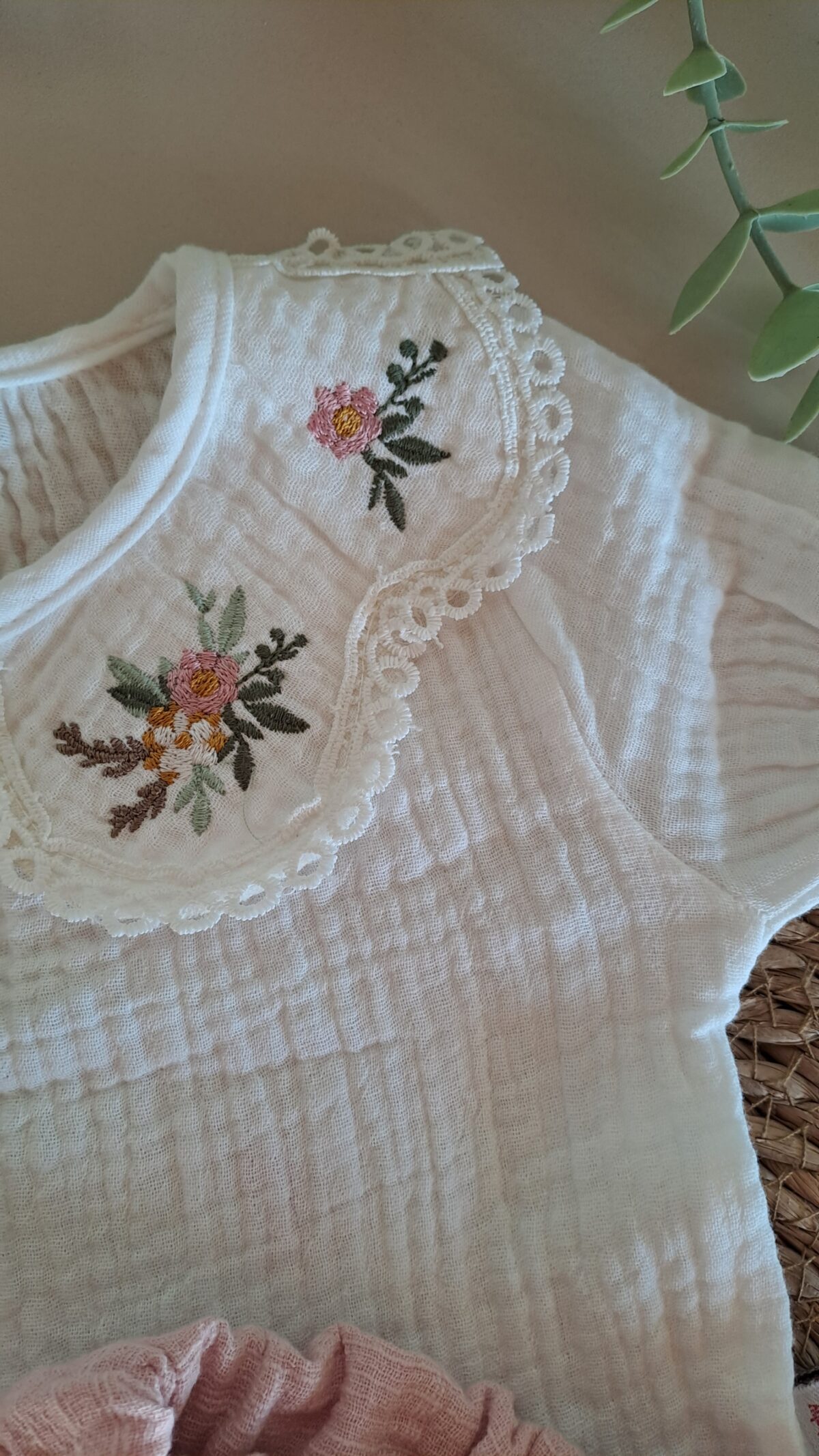 Yaka Nakışlı Bluz ve Fırfır Detay Şort %100 Pamuk Müslin Takım - Görsel 6