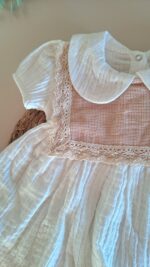 Papatya İşlemeli Bebe Yaka Müslin Elbise - Görsel 3