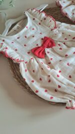 Fiyonklu Kalpli Şapkalı Bebe Barbatöz Tulum %100 Pamuk Müslin - Görsel 2