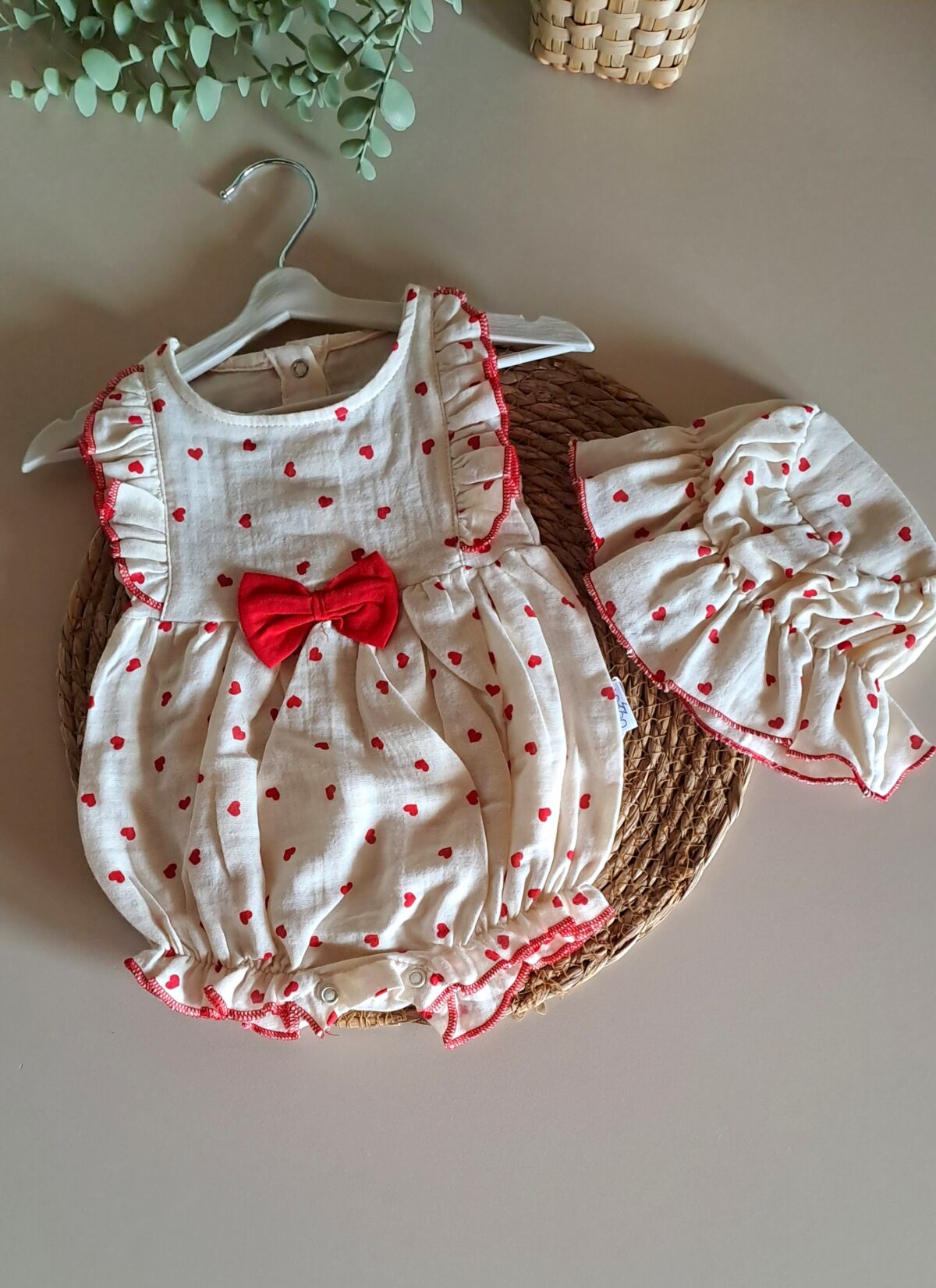 Fiyonklu Kalpli Şapkalı Bebe Barbatöz Tulum %100 Pamuk Müslin - Görsel 1