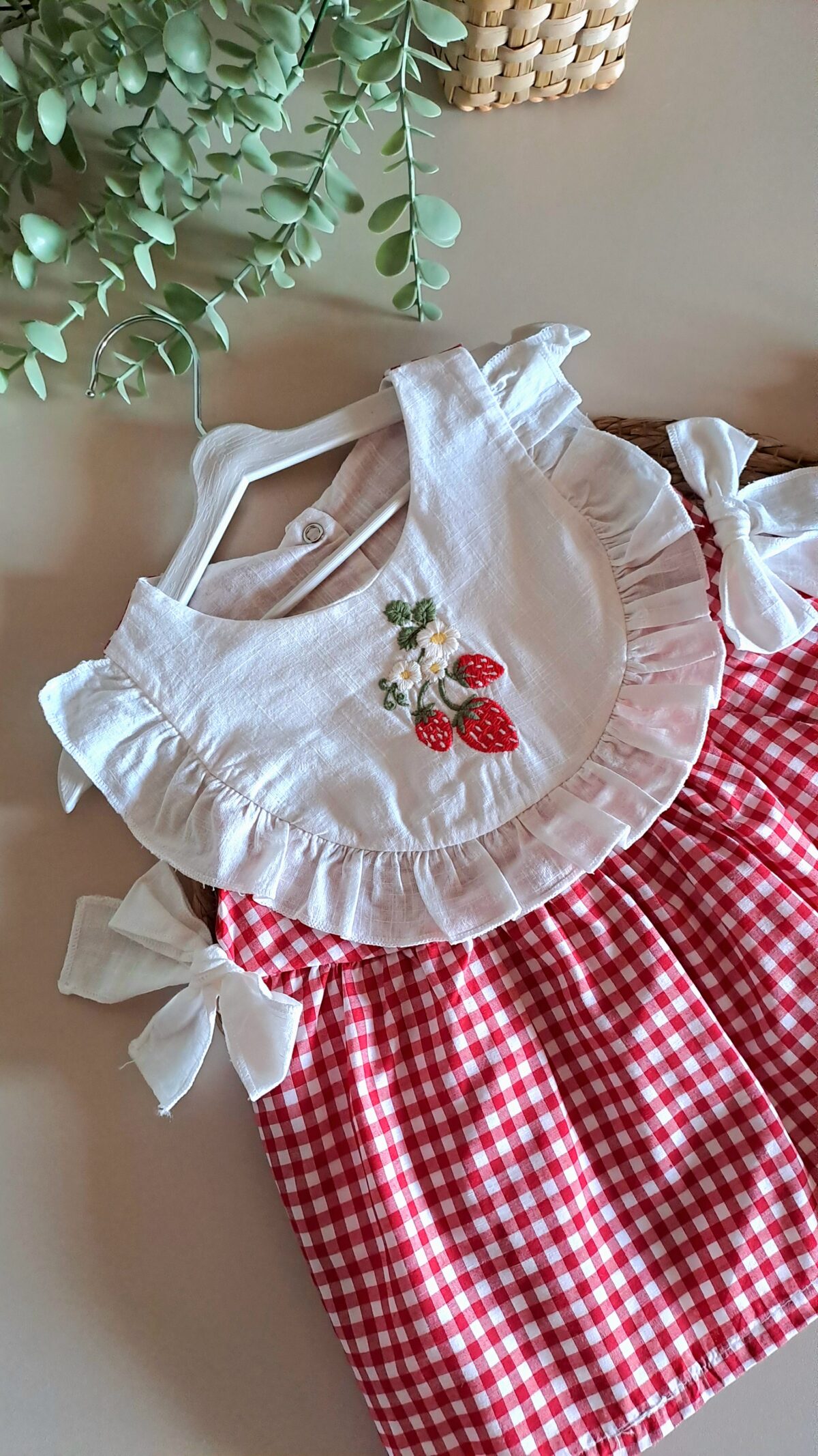 Çilek Nakışlı Fırfırlı Pötikare Elbise %100 Pamuk - Görsel 4