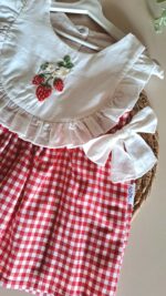 Çilek Nakışlı Fırfırlı Pötikare Elbise %100 Pamuk - Görsel 5