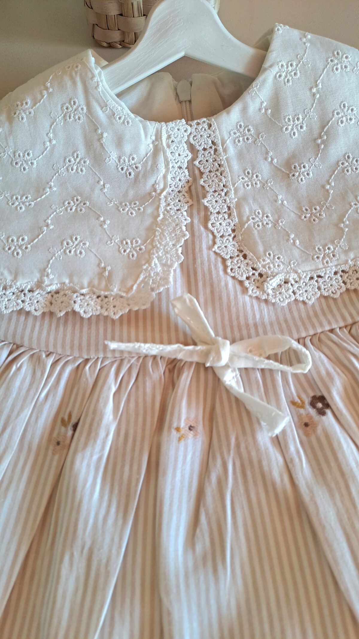 Kahve Fisto Geniş Yakalı %100 Pamuk Çiçek Nakışlı Elbise - Görsel 4