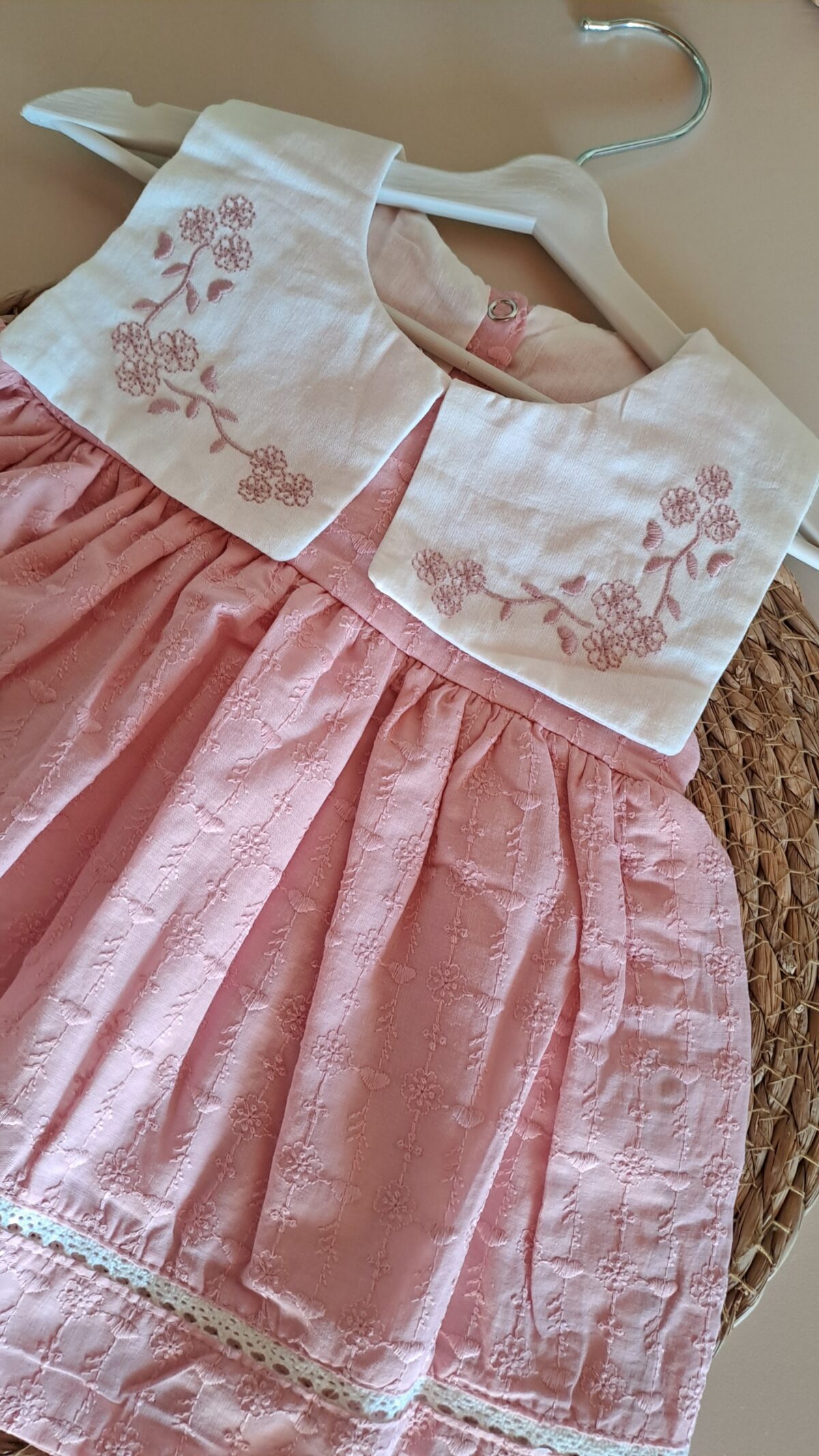 Yakası Çiçek Nakışlı Kare Yakalı Pudra Elbise %100 Pamuk - Görsel 4