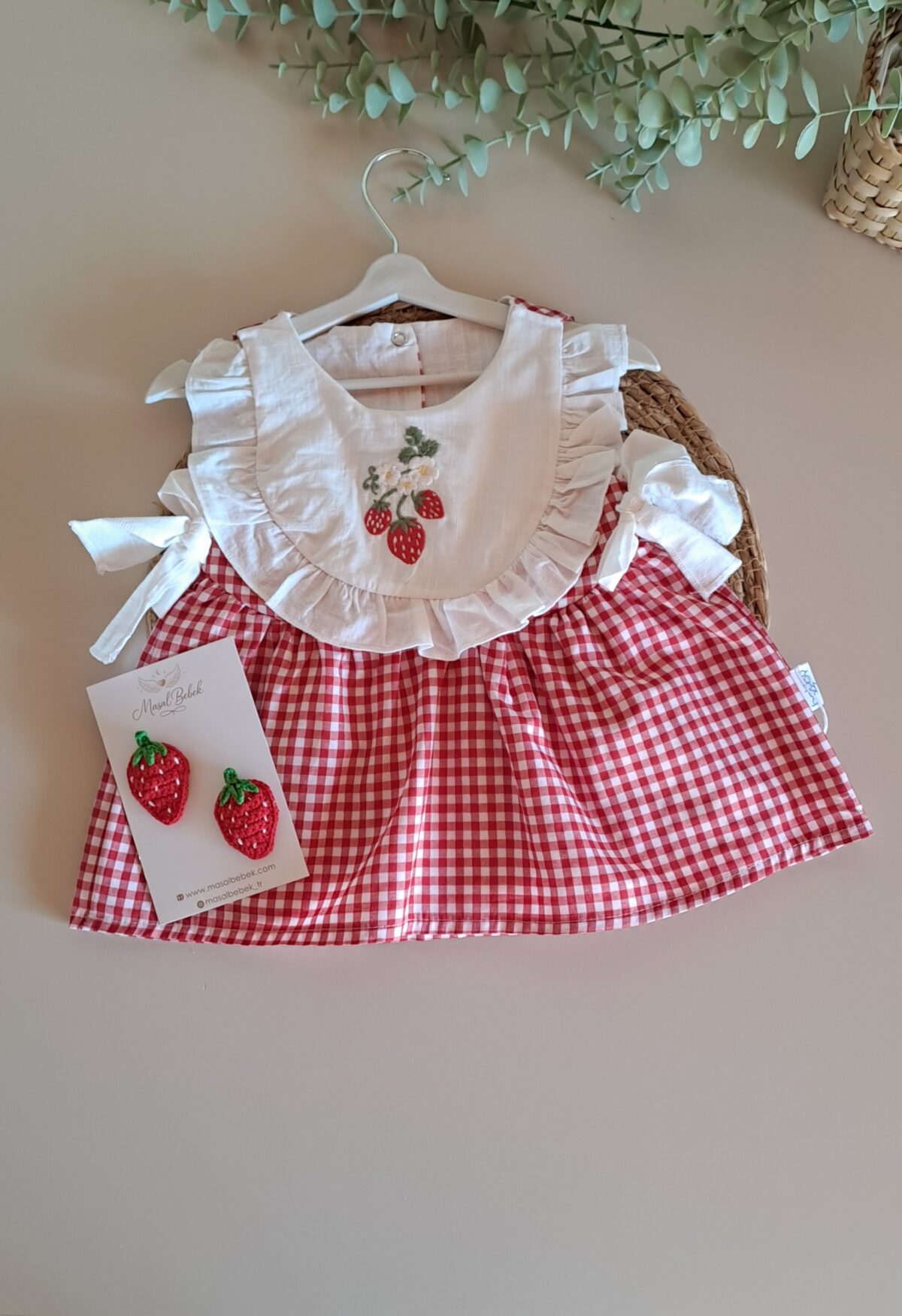 Çilek Nakışlı Fırfırlı Pötikare Elbise %100 Pamuk - Görsel 1