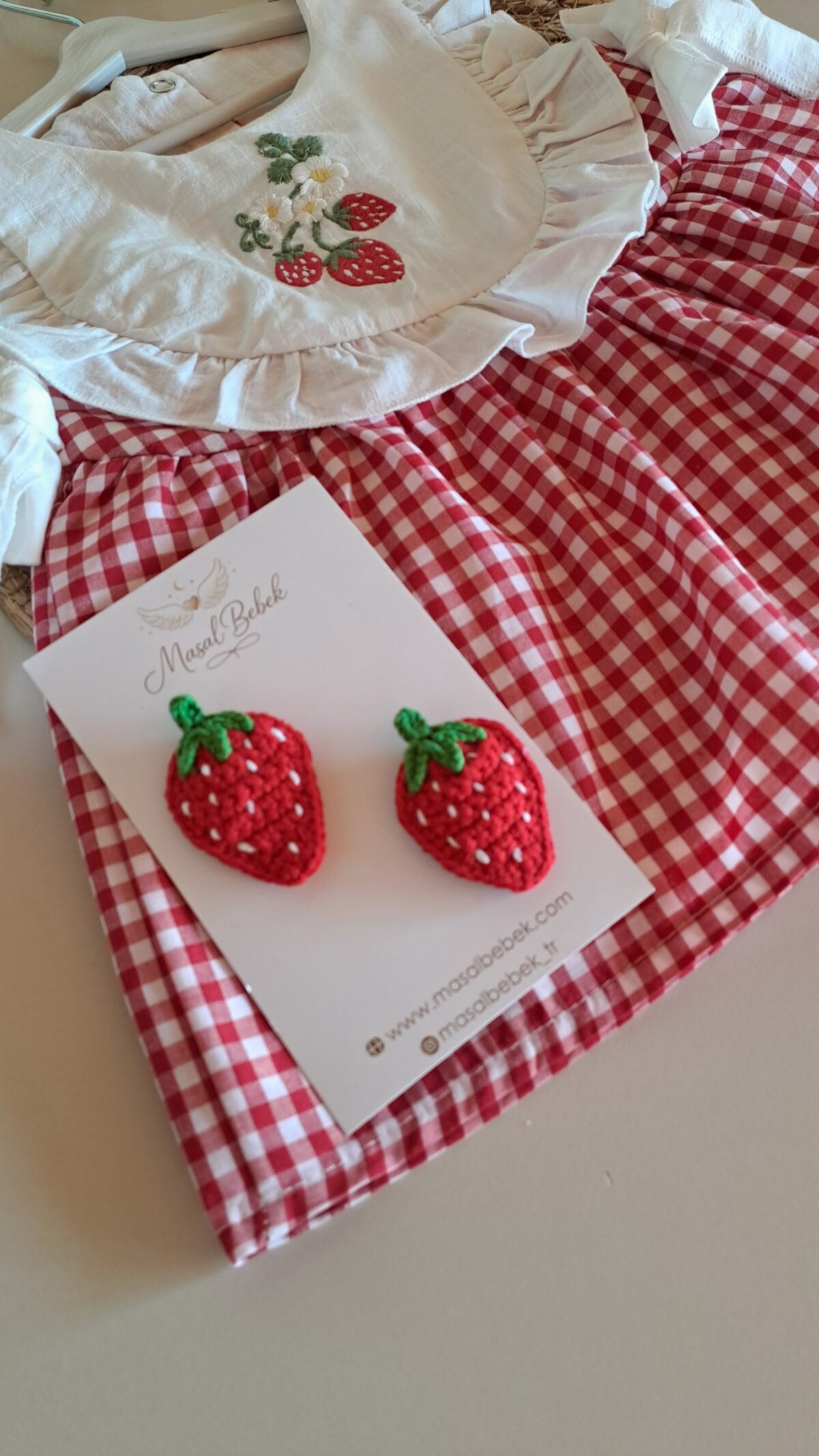 Çilek Nakışlı Fırfırlı Pötikare Elbise %100 Pamuk - Görsel 3